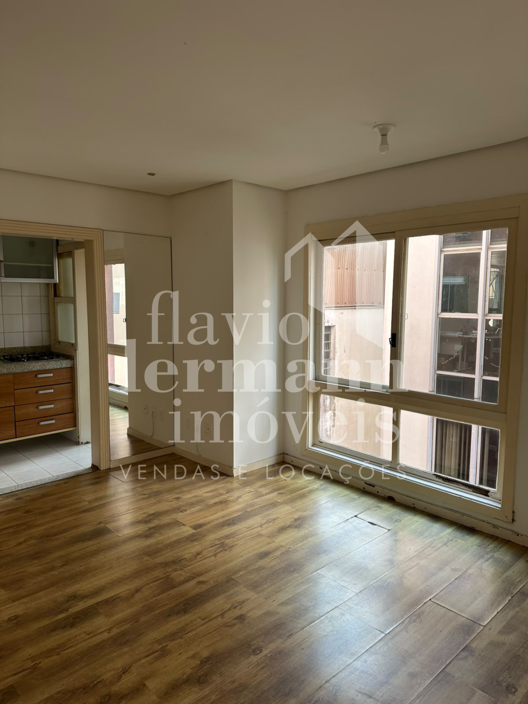 Apartamento de 1 dormitório com garagem + elevador em excelente estado no bairro Santana, Porto Alegre